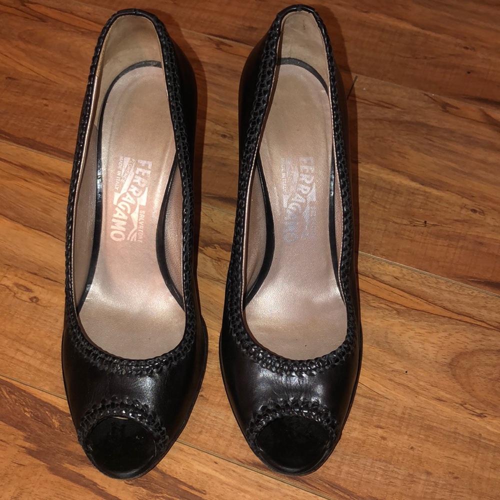 Classic Ferragamo Open-Toed pumps with whipstitching detail 3.5 inch heel